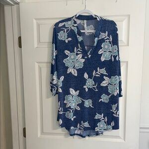 Floral V-Neck Women’s Top in Navy and Aqua. 1x